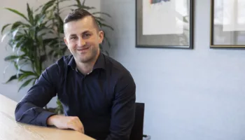 Dennis begon als stagiair bij Moore MKW en werkt nu fulltime in de accountancy